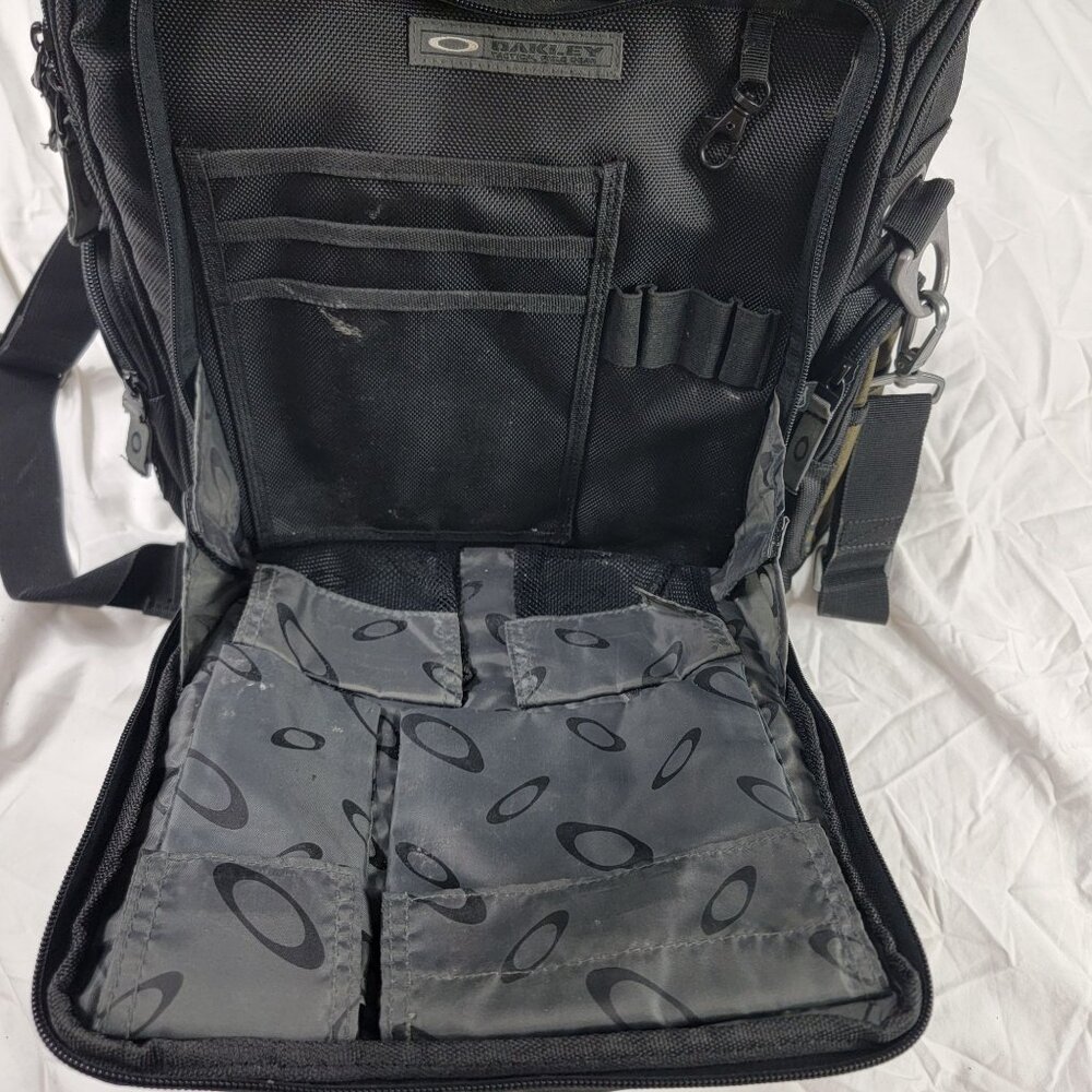 Oakley Tactical Field Gear Camouflage Black Messenger Bag Casual Outdoors - Picture 7 of 11